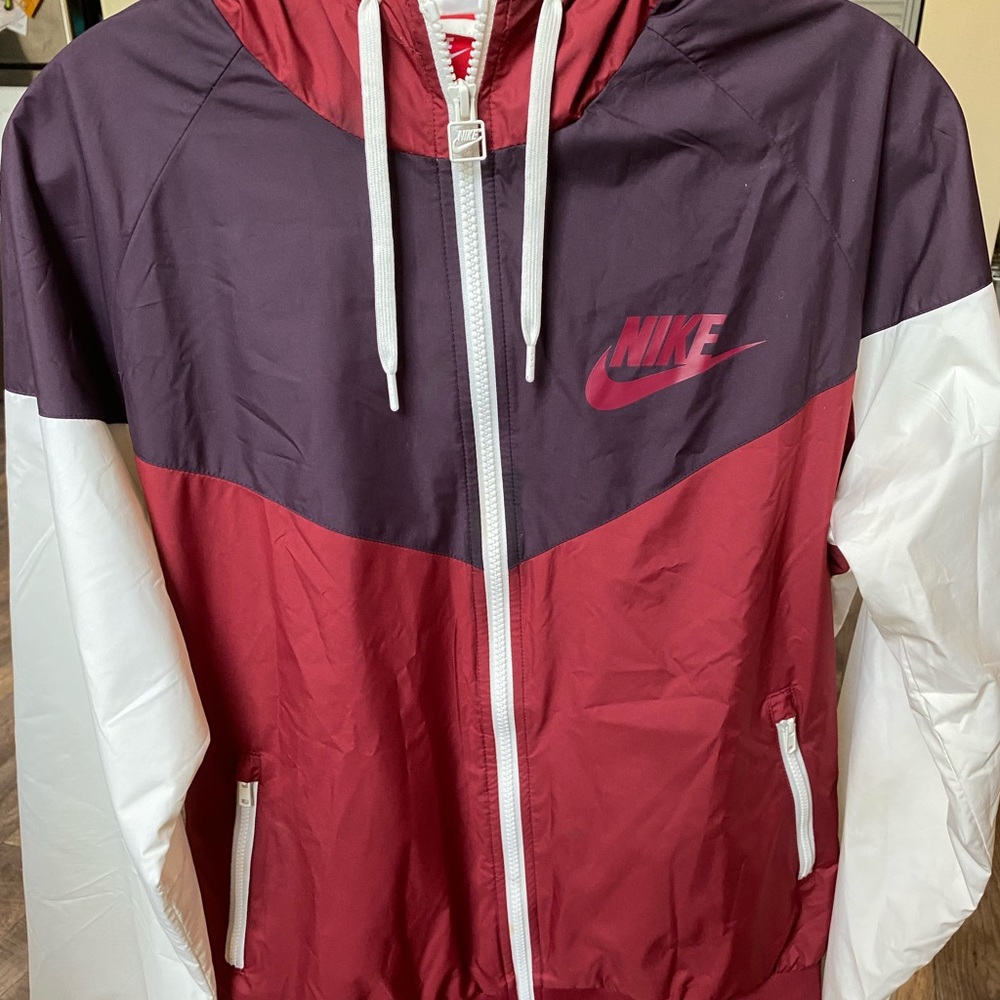 nike windbreaker, worn only a few times !!
